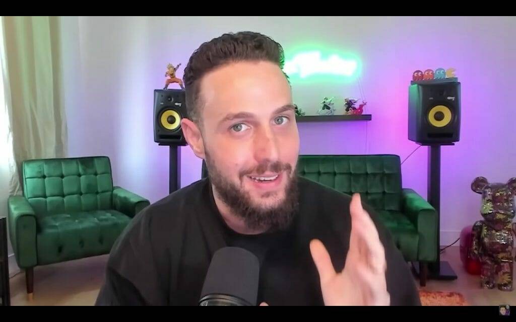 Ellio trades videoblogger